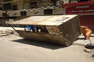 إزالة كشك مخالف بالحي