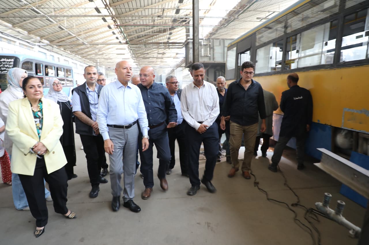 محافظ القاهرة يتفقد ورش جسر السويس التابعة لهيئة النقل العام لمتابعة العمل 