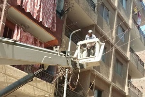 أعمال صيانة لبعض أعمدة الانارة بشارع عبد الله رفاعي بالحي