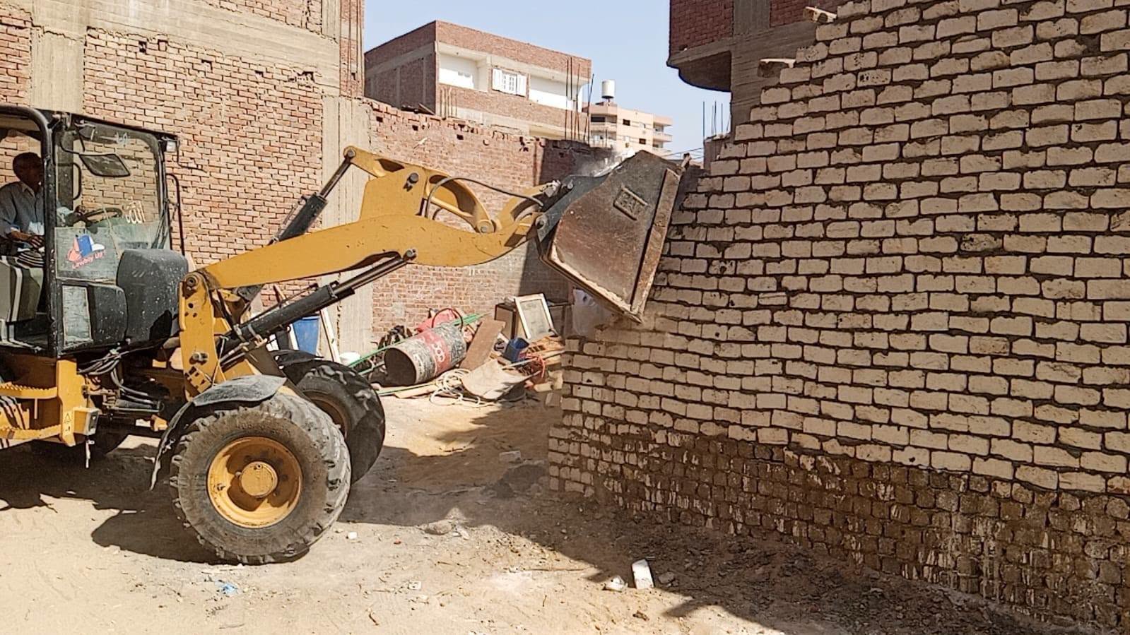 حي التبين يحبط محاولة بناء مخالف بشارع السكة الحديد بمنطقة الملاءة