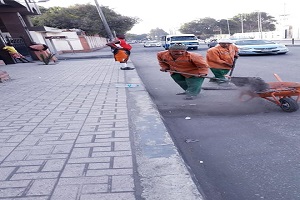 أعمال نظافة وتجريد بالحي
