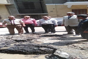 كسر في ماسورة مياه بشارع الشيخ والحي يجري الإصلاح