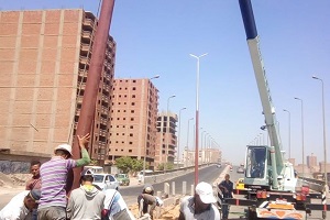 تركيب اعمدة الانارة بنزلة كوبرى مسطرد وشارع الحرية