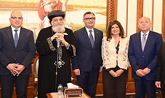 محافظ القاهرة يهنئ البابا تواضروس الثاني بعيد القيامة بالمقر الباباوي