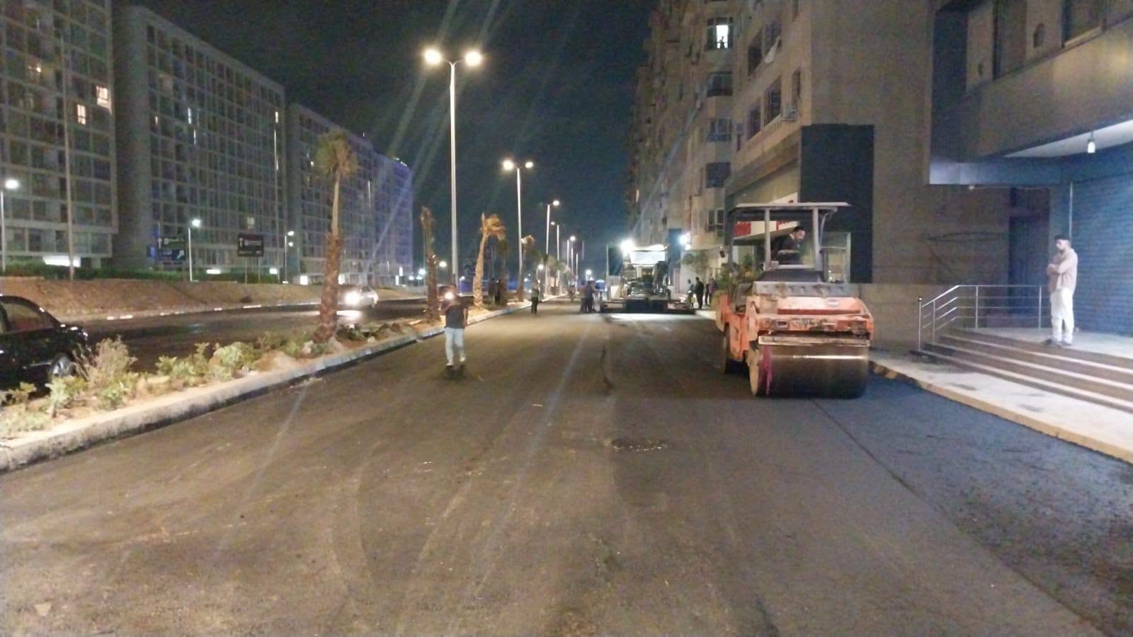 استكمال أعمال الطبقة الأسفلتية السطحية بشارع ٤٥ بالمقطم