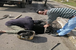 تطهير بالوعات الأمطار بشارع صلاح سالم