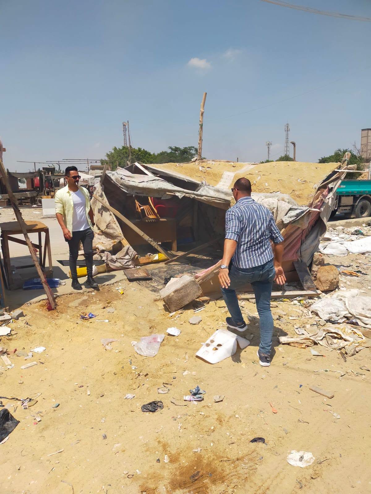 حملة لإزالة البكيات الخشبية بالمنطقة الصناعية بحي الخليفة