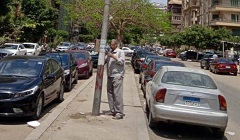 إصلاح اسلاك كهربائية داخل اعمدة الانارة بعمارات مصر للتعمير