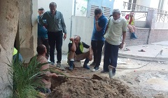 اصلاح ماسورة مياه أمام عقار بمنطقة أرض الجولف