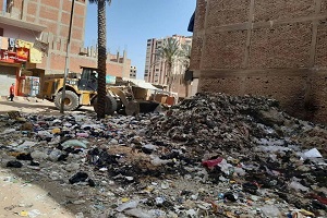 أعمال نظافة بشارع العزبة البيضاء بجوار مدرسة الطحان بحي المرج 