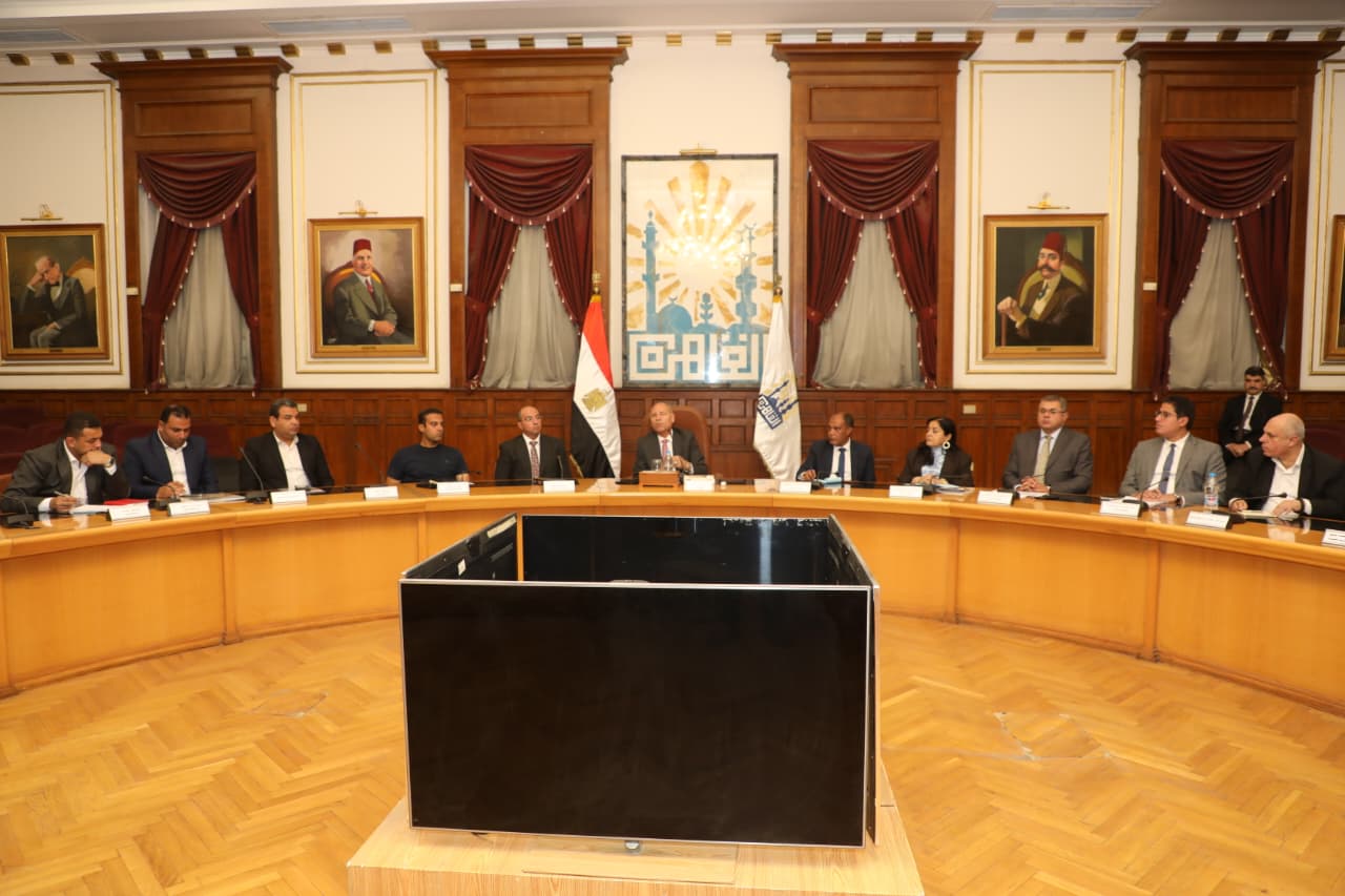 محافظ القاهرة يؤكد إعادة تنظيم أماكن الأنشطة للقضاء على الازدحام المروري 