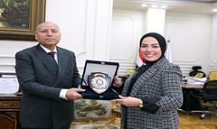 محافظ القاهرة يكرّم النائبة آية عبد الرحمن تقديرا لدورها في إفطار المطرية