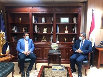 وزير السياحة والآثار يستعرض مقترحات رئيس غرفة الشركات السياحية السابق