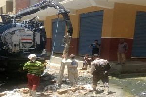 أعمال تطهير الصرف الصحي بشارع عمر بن الخطاب 