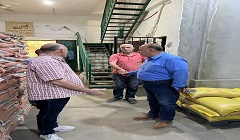 رئيس الحي يتفقد حركة سير العمل في سوق الساحل