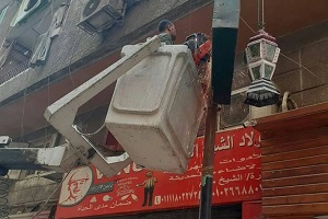 إزالة إعلانات بدون ترخيص بشارع مصطفى حافظ بحي المرج