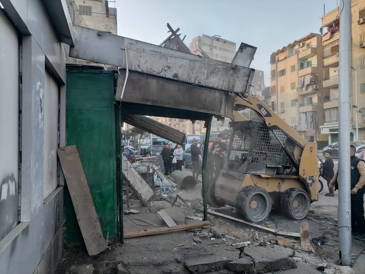 حي المقطم يقوم بحملة لإزالة كشك مخالف بالحي الخامس 