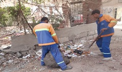 رفع المخلفات بمناطق متفرقة بالحي
