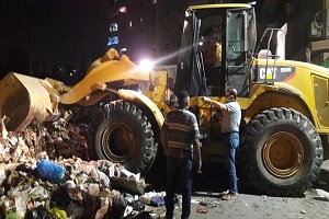 رفع تراكمات القمامة بشارع حسني بجوار سور الحكر القديم بحي  الشرابية