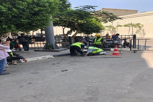 تطهير بالوعات الأمطار أمام مبنى الحي