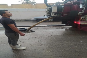 متابعة تطهير بلوعات الصرف بالحي 