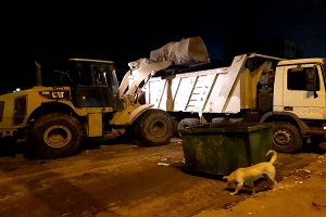 حملة لرفع القمامة والمخلفات من بعض المناطق بالحي