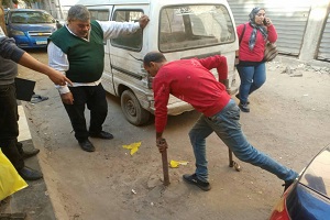 إزلة حواجز حديدية من شوارع الحي