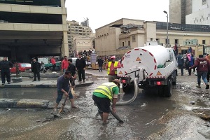 استمرار رفع مياه الأمطار