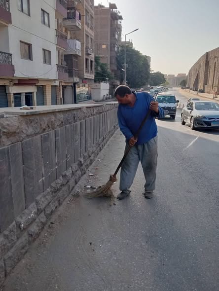 إزالة المخلفات والقمامة بشارع مجرى العيون