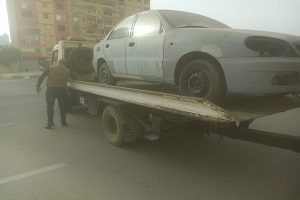 رفع سيارة خردة بدون لوحات بشارع الفيروز