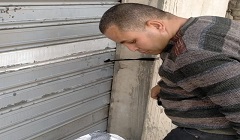 حملة لغلق المحلات المخالفة ببعض الشوارع بالحي