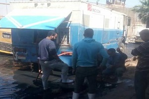 تطهير بالوعات الصرف الصحى خلف سور المؤسسة العقابية بحي المرج