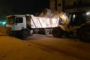 حملة لرفع القمامة والمخلفات ببعض المناطق بالحي 