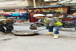 متابعة اعمال تطهير بالوعات الصرف الصحي بالحي 