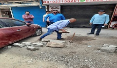 حملة لرفع الحواجز الحديدية والاسمنتية بنطاق الحي 