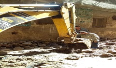 متابعة إصلاح كسر ماسورة مياه بنطاق الحي 