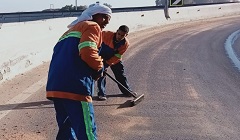 أعمال نظافة ورفع المخلفات من بعض الشوارع بالحي
