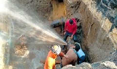 متابعة تحويل مسار خط مياه بنطاق الحي  