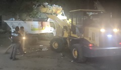 أعمال نظافة ورفع المخلفات من بعض الشوارع بالحي