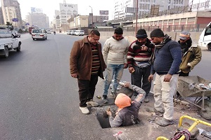 عمل بالوعات صرف جديدة بشارع رمسيس