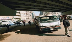 حملة لرفع الإشغالات ببعض المناطق بالحي