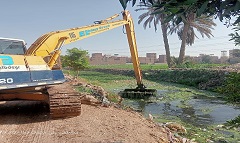 تطهير ترعة الرشاح في منطقة الملاءة بالحي 