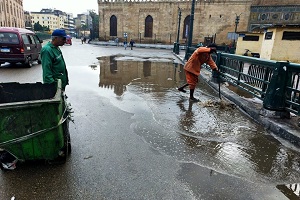 متابعة رفع بقايا مياه الأمطار