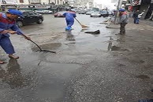 رئيس الحي يتفقد اعمال تجريد الشوارع 