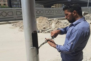 تقشير اعمدة الانارة بشارعى الفيروز والتروللى