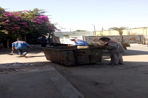 إزالة القمامة من شوارع الحي 