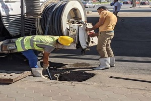 تطهير بالوعات الأمطار ببعض المناطق بالحي