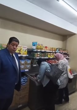 رئيس حي المعادي يقود حملة رقابية لحماية المستهلك بشارع مكرر