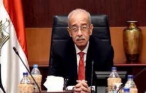 رئيس الوزراء يستعرض مع وزيري البترول والصحة المشروعات