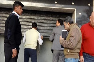 حملة بحي المعادي تغلق المحلات المخالفة